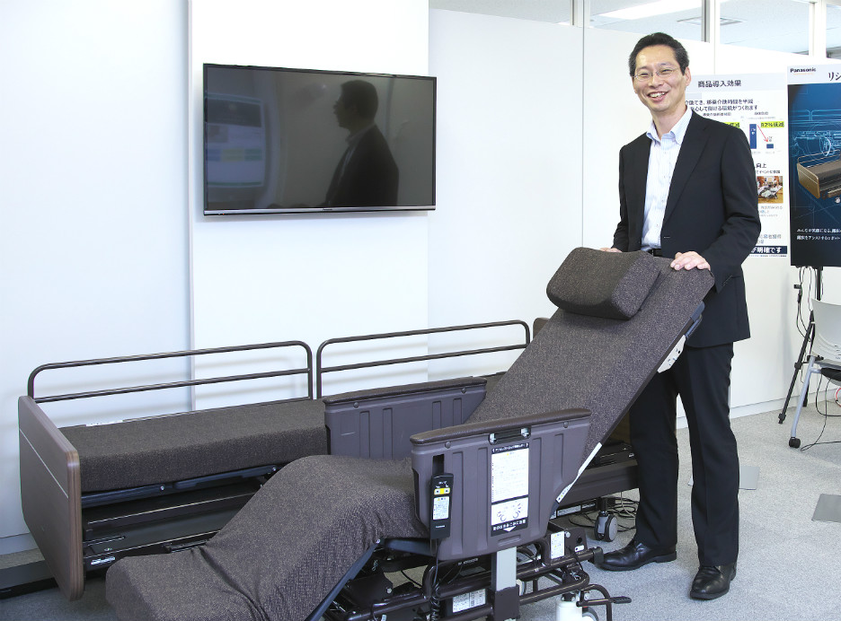 10年間の開発で誕生した リショーネplus ベッドと車いすの一体化で移乗介助を不要に Helpman Japan